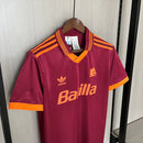 Camisa Roma Home I 1993/94 Adidas Retrô Masculina grená, com gola polo e detalhes em amarelo e laranja, escudo retrô bordado da Roma e logo Adidas clássico.