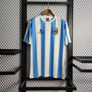 Camisa Argentina Home I 1986/87 Le Coq Sportif Retrô Masculina - uniforme histórico da seleção argentina, listras celeste e branca, gola clássica, tecido leve e respirável, perfeita para torcedores e colecionadores de futebol"