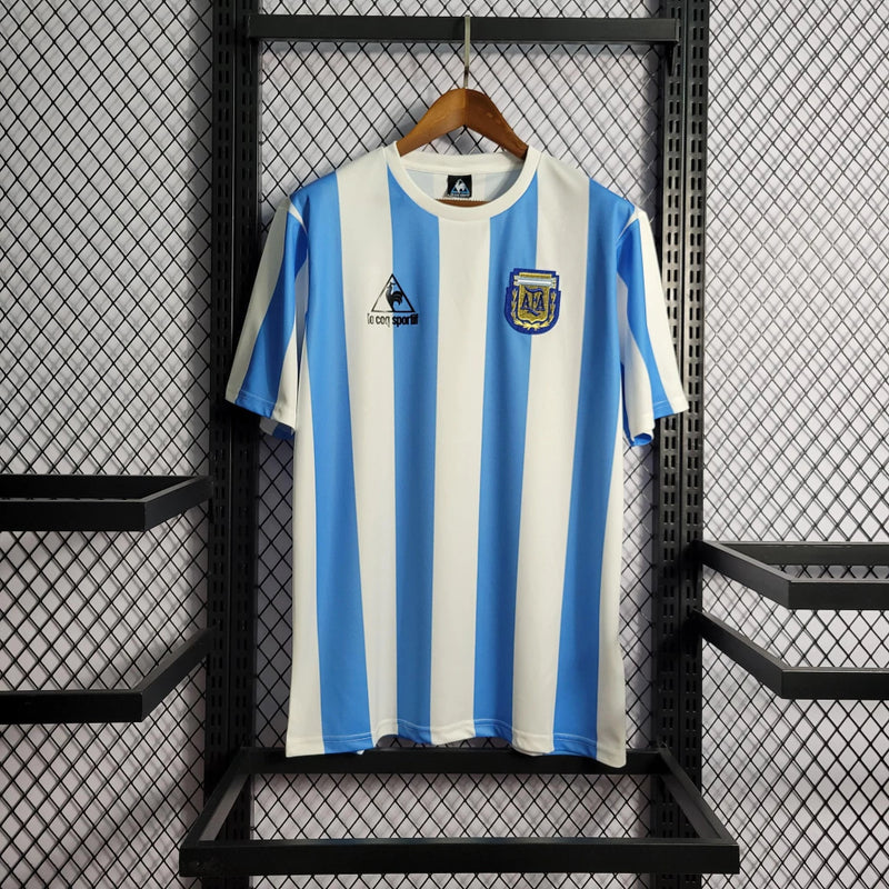 Camisa Argentina Home I 1986/87 Le Coq Sportif Retrô Masculina - uniforme histórico da seleção argentina, listras celeste e branca, gola clássica, tecido leve e respirável, perfeita para torcedores e colecionadores de futebol"