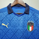 “Camisa Itália Home I 2020/21 Puma Retrô masculina, azul, com escudo da seleção italiana no peito e detalhes clássicos da temporada 2020/21, feita em tecido leve e confortável, ideal para colecionadores, fãs de futebol retrô e uso casual.”