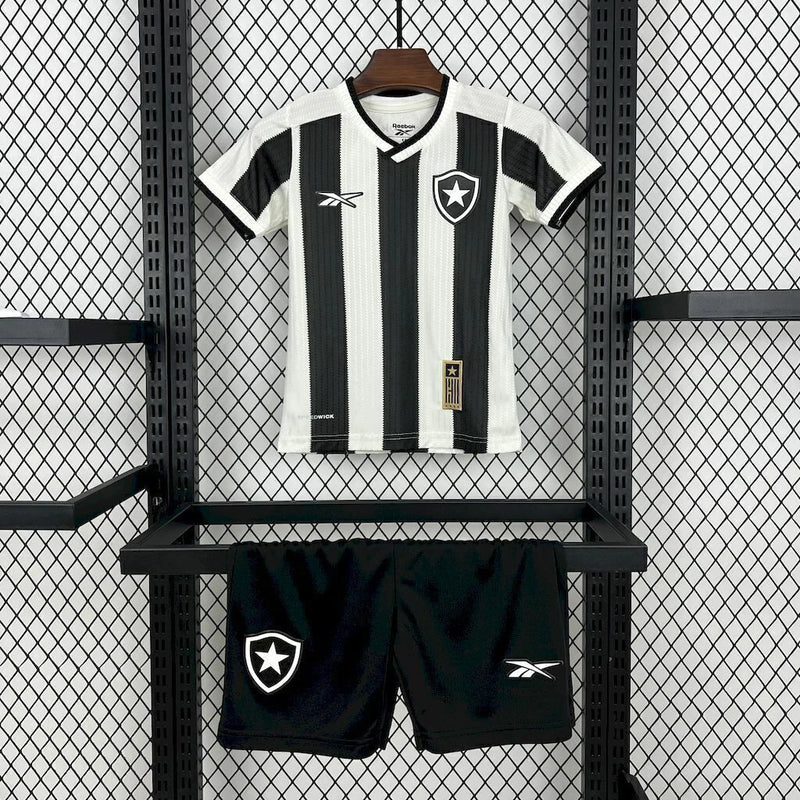 Kit Infantil Botafogo Home 2024/25 Reebok com camisa listrada preta e branca, shorts e meiões oficiais, roupa torcedor infantil do Glorioso, confortável e respirável, ideal para crianças de 3 a 13 anos