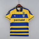 Camisa Parma Home I 1999/00 Retrô Masculina Amarela com detalhes em azul, escudo clássico do clube italiano e design fiel à época.”