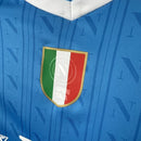 Camisa Napoli Home I 2025/26 EA7 Torcedor Masculina azul com detalhes metálicos em prata, escudo cromado e gola moderna, unindo tradição e tecnologia no design futurista do clube napolitano.