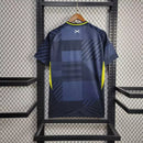 Camisa Escócia Home 2024/25 Masculina Adidas para torcedor, azul escuro com detalhes em branco, modelo oficial da seleção escocesa, ideal para fãs da Escócia