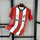 Texto alternativo para imagem:
Camisa River Plate Away (2) 2002/04 Adidas Retrô Masculina vermelha com faixa diagonal branca, detalhes em preto, escudo bordado do River Plate e logo Adidas, modelo histórico anos 2000.

