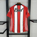 Texto alternativo para imagem:
Camisa River Plate Away (2) 2002/04 Adidas Retrô Masculina vermelha com faixa diagonal branca, detalhes em preto, escudo bordado do River Plate e logo Adidas, modelo histórico anos 2000.

