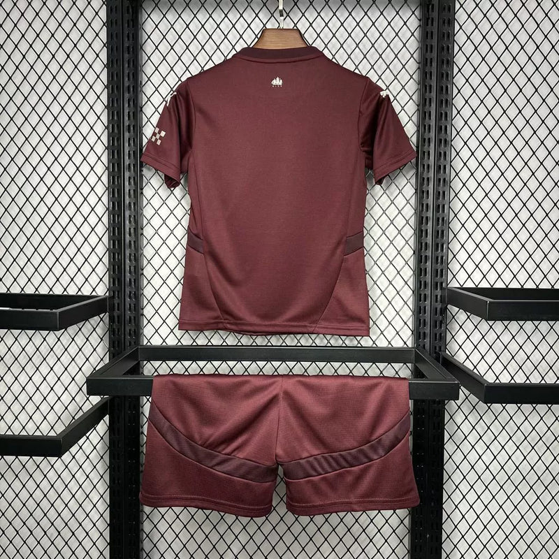 Kit Infantil Manchester City Third III 2024/25 Puma vinho - camisa e short infantil oficial do Manchester City, terceira camisa 2024/25 na cor vinho, ideal para pequenos torcedores