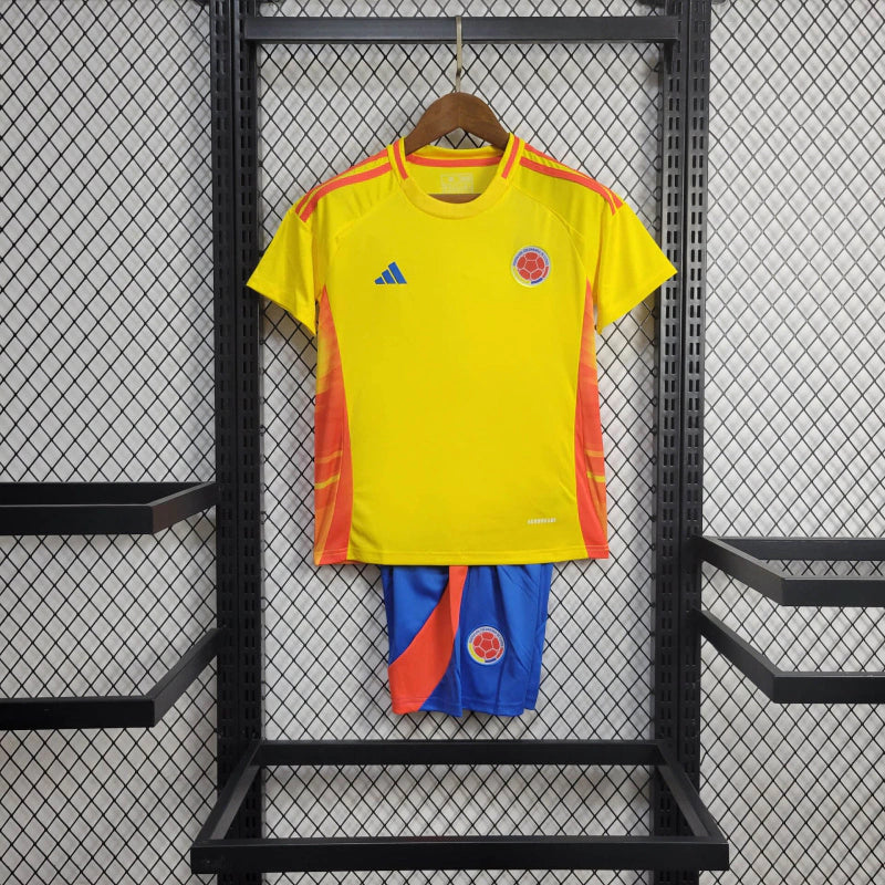 Kit Infantil Colômbia Home (1) 2024/25 Adidas oficial, camisa amarela com detalhes em azul e vermelho, escudo da FCF em destaque, shorts combinando, uniforme completo para crianças de 3 a 13 anos"