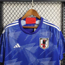 Camisa Japão Home I 2022/23 Adidas Torcedor Masculina azul, uniforme titular da seleção japonesa usado na Copa do Mundo, modelo confortável com tecnologia AEROREADY, escudo bordado e design inspirado na cultura japonesa.