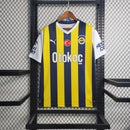 Camisa Fenerbahçe Home I 2023/24 Puma masculina em amarelo e azul, com escudo bordado e tecido respirável dryCELL, ideal para torcer e jogar futebol com conforto."