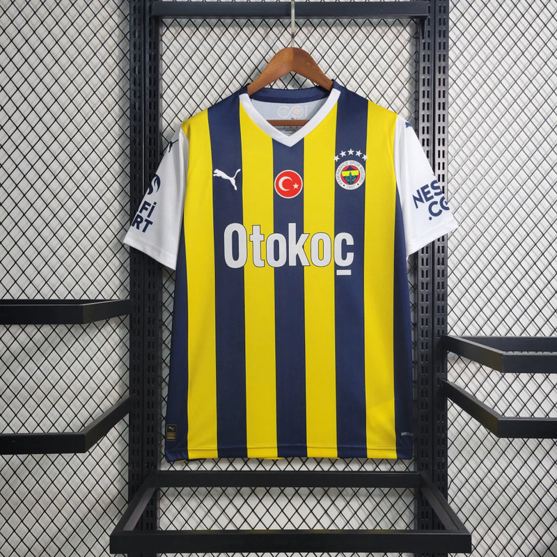 Camisa Fenerbahçe Home I 2023/24 Puma masculina em amarelo e azul, com escudo bordado e tecido respirável dryCELL, ideal para torcer e jogar futebol com conforto."