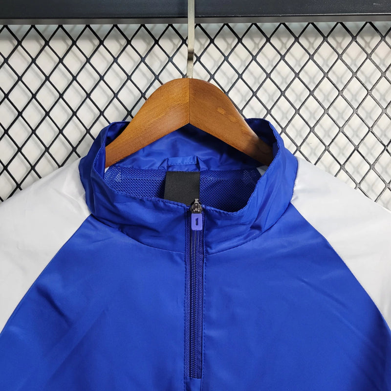 Corta-Vento Itália Edição ICON 2023/24 Adidas Masculino, azul vibrante, com escudo da seleção italiana e logo Adidas em destaque, zíper frontal completo e bolsos funcionais, ideal para torcedores e uso casual.”
