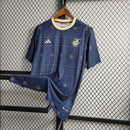 Camisa Jamaica Pré-Jogo 2023/24 Adidas Torcedor Masculina, azul, com escudo da seleção jamaicana e logo Adidas em destaque, confeccionada em tecido leve e respirável, modelo masculino com caimento confortável, ideal para treinos, jogos e uso casual.”