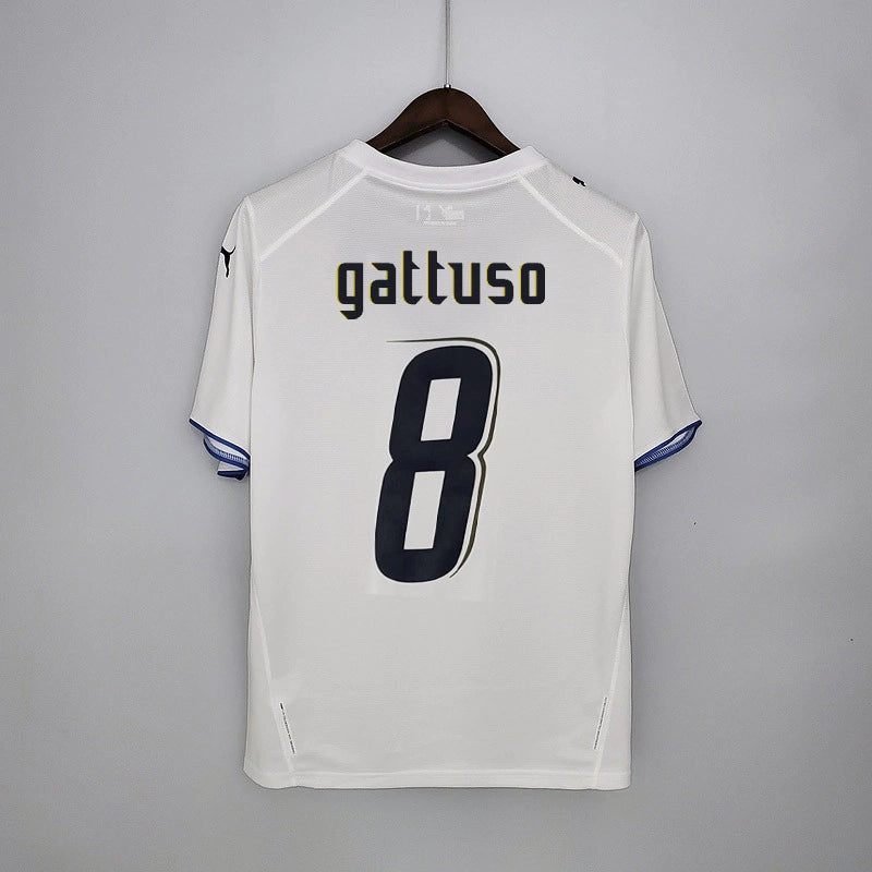 Camisa Itália Away II 2006/07 Puma Retrô masculina, branca, com escudo da seleção italiana no peito e detalhes clássicos da temporada 2006/07, feita em tecido leve e confortável, ideal para colecionadores, fãs de futebol retrô e uso casual.”