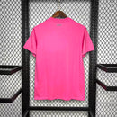 Camisa Juventus Away II 2011/12 Nike Retrô Masculina rosa, escudo da Juventus bordado no peito, gola redonda clássica e detalhes em preto e branco.