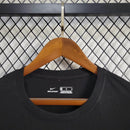 Camisa preta masculina Balmain Paris Nike Corinthians edição especial 2024 pendurada em arara metálica