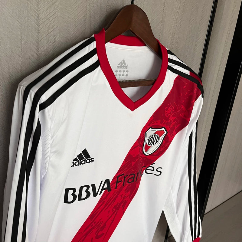 Camisa River Plate Home I 2013/14 Adidas Retrô Masculina Manga Longa Branca com faixa diagonal vermelha, uniforme clássico do River Plate argentino, modelo retrô colecionável disponível na Wazemix."