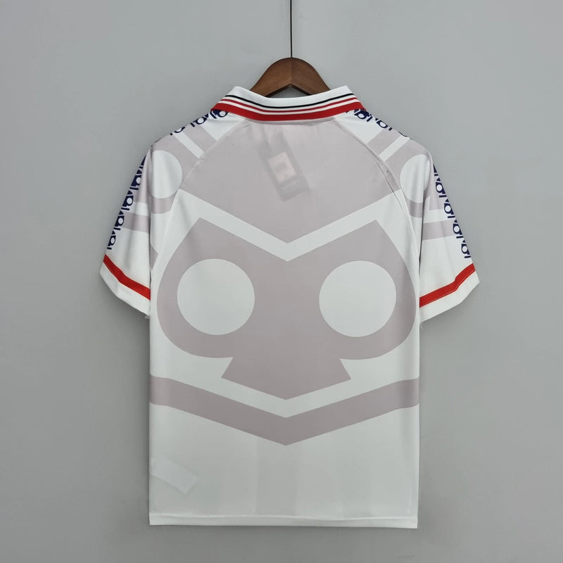 Camisa Universidad de Chile Away II 1996/97 retrô masculina branca, modelo clássico dos anos 90, gola e mangas tradicionais, perfeita para torcedores e colecionadores, estilo histórico e nostálgico do futebol chileno"