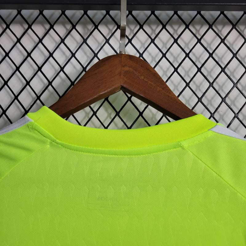 “Camisa Itália Goleiro 2023/24 Adidas Torcedor masculina, verde, com escudo da seleção italiana no peito, detalhes modernos da temporada e três listras Adidas nos ombros, feita em tecido leve e respirável, ideal para torcer com conforto e estilo