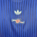 Camisa Arsenal Icon 2025/26 Adidas Torcedor Masculina azul, modelo oficial inspirado no uniforme clássico dos Gunners, com escudo do Arsenal em destaque e logo Adidas bordado.
