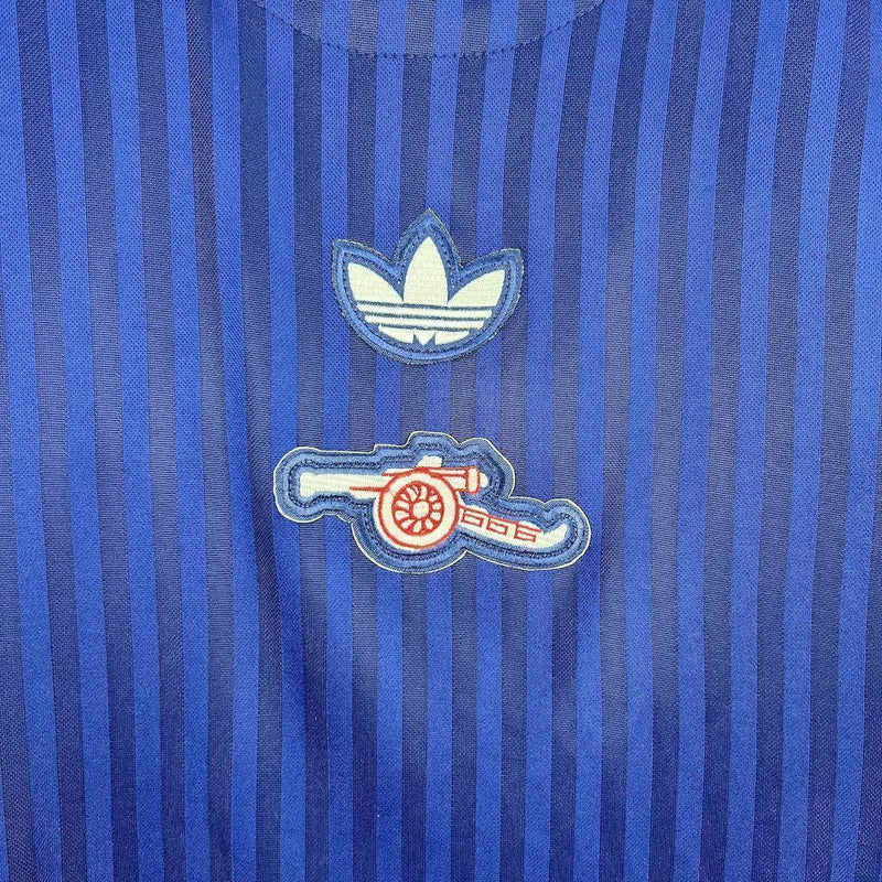 Camisa Arsenal Icon 2025/26 Adidas Torcedor Masculina azul, modelo oficial inspirado no uniforme clássico dos Gunners, com escudo do Arsenal em destaque e logo Adidas bordado.