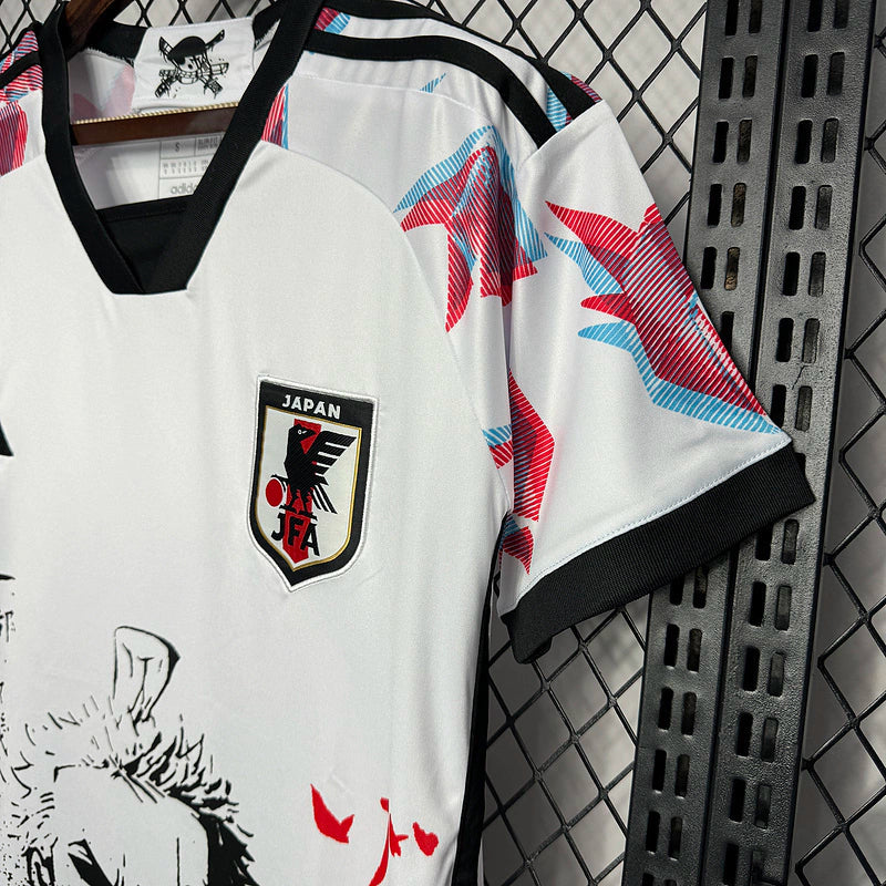 Camisa Japão Edição One Piece 2024/25 Adidas Torcedor Masculino - modelo branco, colaboração especial com design inspirado no anime One Piece, escudo da seleção e logo Adidas em destaque.