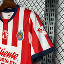 Camisa Chivas Guadalajara Home I 2024/25 Puma Torcedor Masculina Vermelha e Branca, listrada, escudo bordado, uniforme mexicano, futebol"