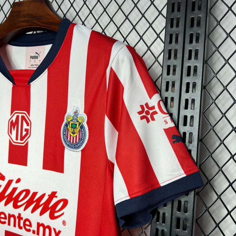 Camisa Chivas Guadalajara Home I 2024/25 Puma Torcedor Masculina Vermelha e Branca, listrada, escudo bordado, uniforme mexicano, futebol"