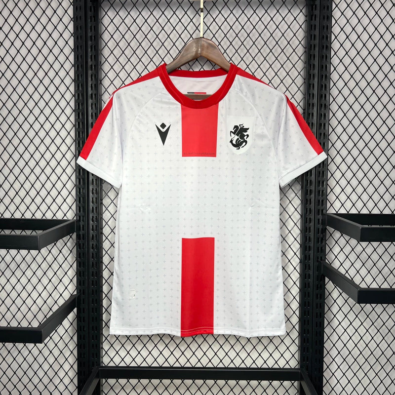 Camisa Geórgia Home I 2024/25 masculina branca com detalhes vermelhos, gola redonda e mangas curtas, modelo torcedor em tecido leve e respirável para fãs da seleção da Geórgia"
