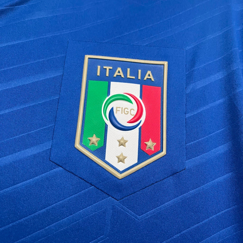 Camisa Itália Home I 2012/13 Puma Retrô Masculina, azul, com escudo da seleção italiana e logo Puma em destaque, feita em tecido leve e confortável, modelo retrô com caimento solto, ideal para colecionadores e torcedores.”