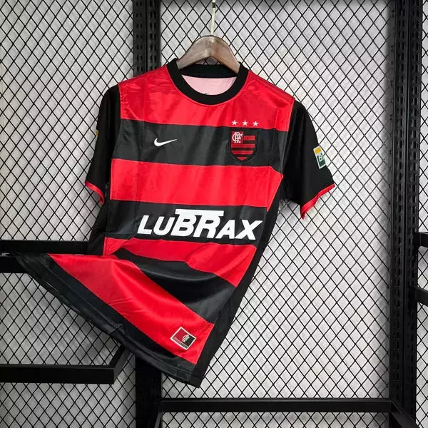 Camisa Flamengo Home I 2000/01 Nike Retrô Masculina vermelha e preta com listras horizontais, leve e respirável, ideal para torcedores Rubro-Negros e colecionadores de camisas históricas."