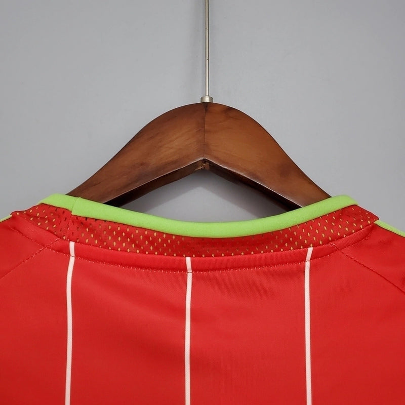Camisa País de Gales Home 2016/17 Adidas retrô masculina vermelha com detalhes brancos, gola careca e tecido leve, modelo histórico para torcedores e colecionadores"