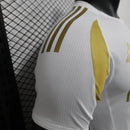 Camisa Al-Nassr Third 2024/25 Adidas Jogador Masculina em tecido AEROREADY, cor predominante azul com detalhes amarelos, escudo do clube em silicone no peito e logo Adidas estampado, modelo oficial usado pelos atletas em campo.
