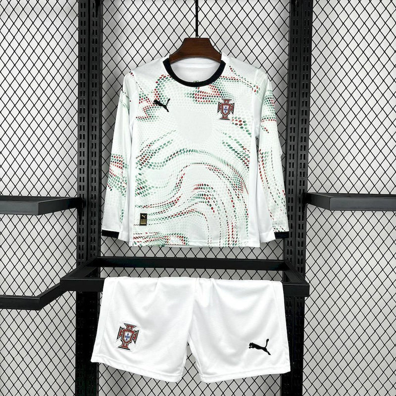 "Kit Infantil Portugal Away 2025/26 Puma Manga Longa – uniforme branco com detalhes verdes e vermelhos, modelo oficial para crianças de 3 a 13 anos.