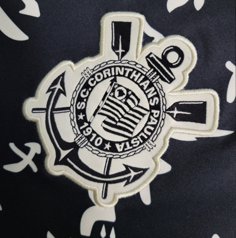 Camisa Corinthians 2023/24 edição especial Nike Torcedor masculina preta com estampa japonesa em branco e escudo bordado do clube no peito 