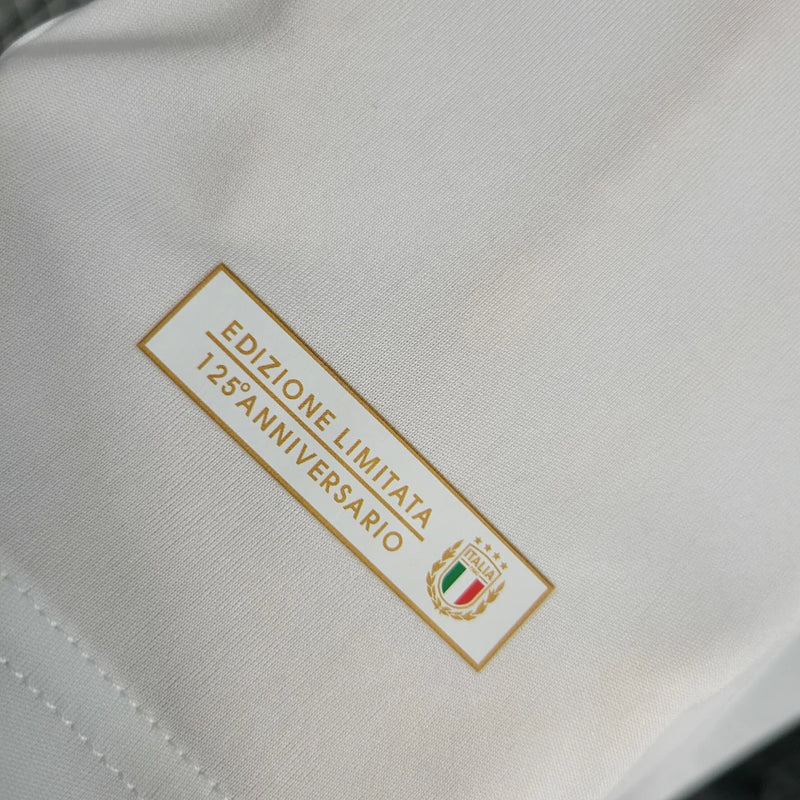 Camisa Itália Edição 125 Anos 2023/24 Adidas Torcedor Masculina, branca, com escudo comemorativo da seleção italiana e logo Adidas em destaque, feita em tecido leve e respirável, ideal para colecionadores e torcedores.”