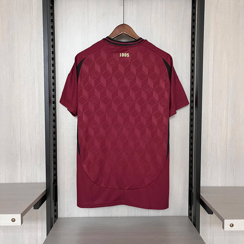 Camisa Bélgica Home I 2024/25 Adidas masculina, vinho, com escudo da seleção belga no peito, detalhes modernos e as três listras Adidas nos ombros, tecido leve e respirável com tecnologia AEROREADY, ideal para jogos, treinos e torcer com estilo e conforto.”