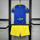 Kit Infantil Las Palmas Away II 2024/25 Hummel com camisa e short, uniforme infantil azul e amarelo, tecido leve e respirável, ideal para jogos, treinos e jovens torcedores do Las Palmas."