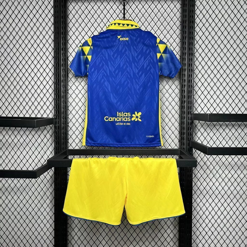 Kit Infantil Las Palmas Away II 2024/25 Hummel com camisa e short, uniforme infantil azul e amarelo, tecido leve e respirável, ideal para jogos, treinos e jovens torcedores do Las Palmas."