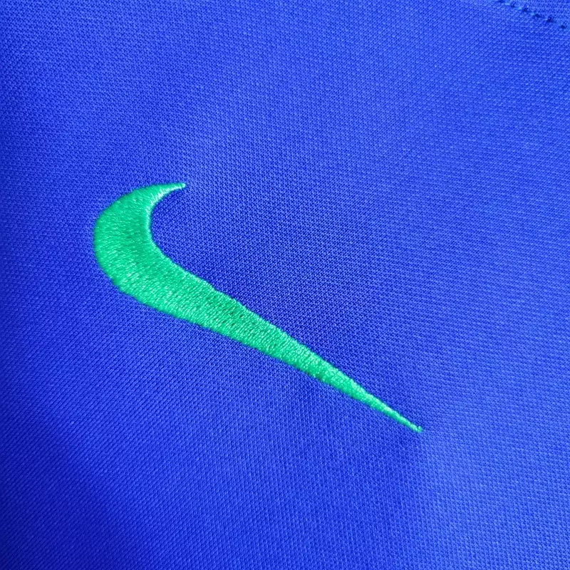 Kit Infantil Brasil Away 2022/23 Nike, camisa azul com detalhes em branco, shorts e meias combinando, uniforme oficial para crianças de 3 a 13 anos torcedoras da Seleção Brasileira."