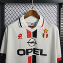 Camisa AC Milan Away (2) 1995/97 Opel Retrô Masculina, uniforme histórico branco com detalhes em vermelho e preto, disponível nos tamanhos P ao XGG, ideal para colecionadores e torcedores."