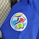 Camisa Itália Home I 1996/97 Nike Retrô masculina, azul, com escudo da seleção italiana no peito e logo Nike, feita em tecido leve e confortável, modelo retrô com caimento solto e tradicional, ideal para colecionadores e fãs de futebol histórico.”