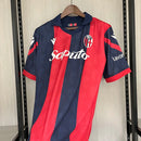 Camisa Bologna Home I 2023/24 Torcedor Masculina com listras verticais vermelhas e azuis, escudo bordado e gola careca moderna, representando a tradição e a paixão do Bologna FC 1909.