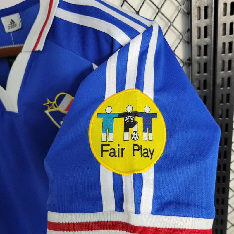 Camisa Iugoslávia 2000/01 Adidas retrô masculina azul com detalhes em branco e vermelho, gola polo com botão e mangas curtas, modelo clássico em tecido leve para torcedores e colecionadores"