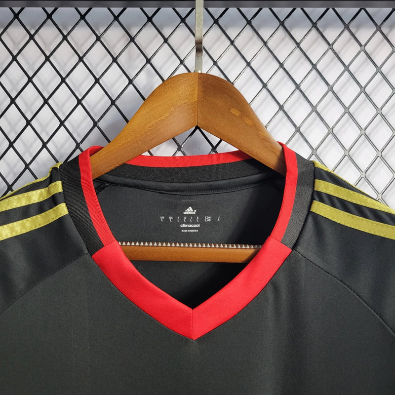 Camisa Alemanha Away II 2010/11 Adidas Retrô Masculina branca com detalhes em preto e vermelho, tecido leve e respirável, corte masculino – ideal para torcer, colecionar e uso casual.