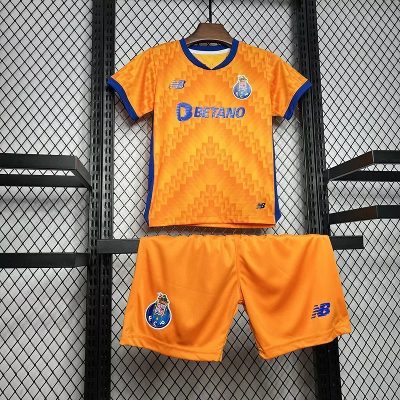 Kit Infantil FC Porto Away II 2024/25 New Balance completo com camisa, shorts e meias, oficial, com escudo do clube, cores azul e laranja, design moderno e confortável para crianças de 3 a 13 anos"
