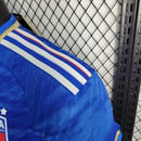 Camisa Itália Home I 2023/24 Adidas Jogador masculina, azul, com escudo da seleção italiana no peito e três listras Adidas nos ombros, feita em tecido leve e respirável, modelo com ajuste jogador para caimento próximo ao corpo, ideal para torcer com estilo e desempenho.”