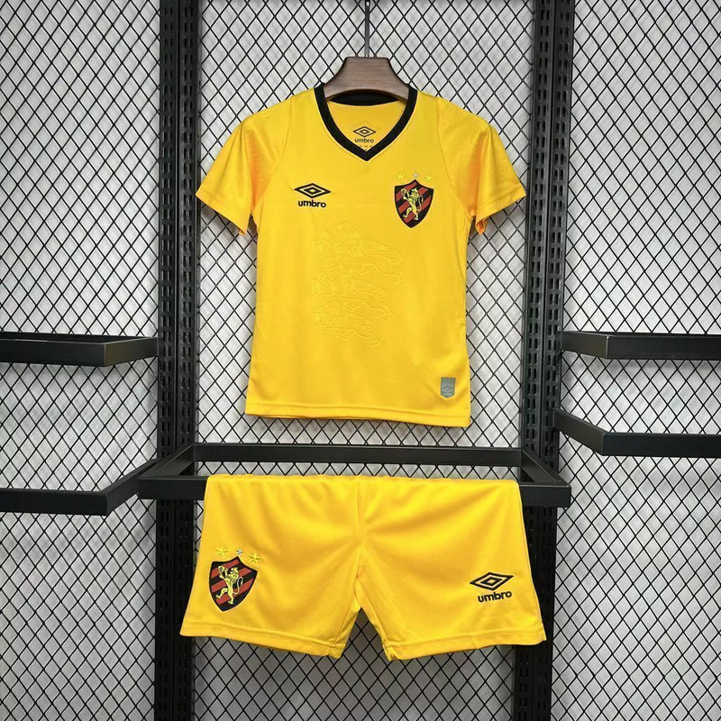Kit Infantil Sport Recife Away 2024/25 Umbro com camisa e short oficiais, vermelho e preto, escudo bordado, ideal para pequenos torcedores, conforto e respirabilidade, uniforme infantil de futebol licenciada"