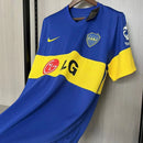 Camisa Retrô Boca Juniors Home I 2011/12 Nike Masculina na cor azul com faixa amarela, modelo clássico de futebol argentino, ideal para colecionadores e torcedores apaixonados pelo Boca Juniors.