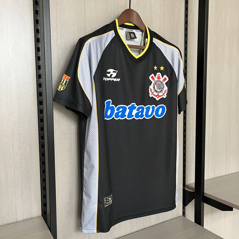 Camisa retrô do Corinthians 1999 preta com patrocínio Batavo e escudo bordado com três estrelas